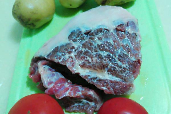 土豆炖牛腩的做法图解1