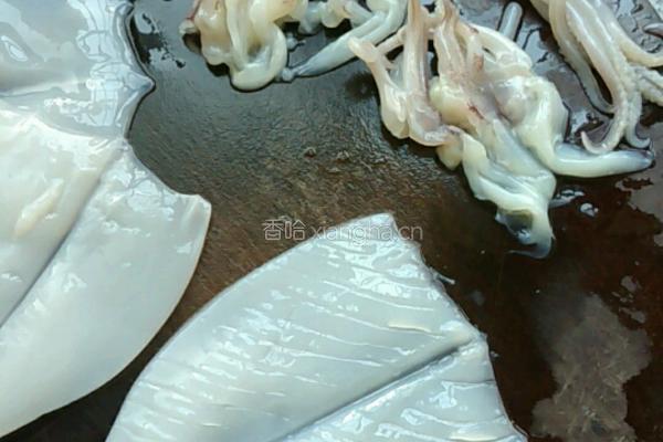 鲜鱿炒青瓜的做法图解2