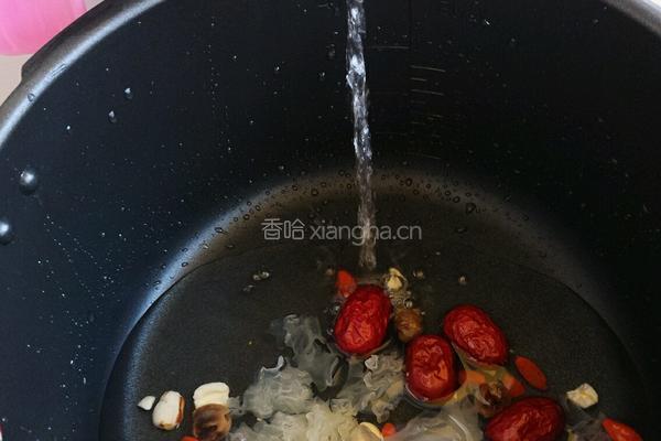 红枣桂圆莲子羹的做法图解3
