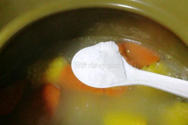 玉米红萝卜猪骨汤的做法图解6