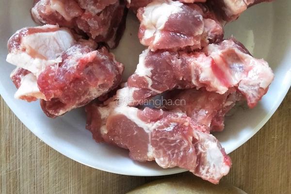 土豆烧排骨的做法图解1
