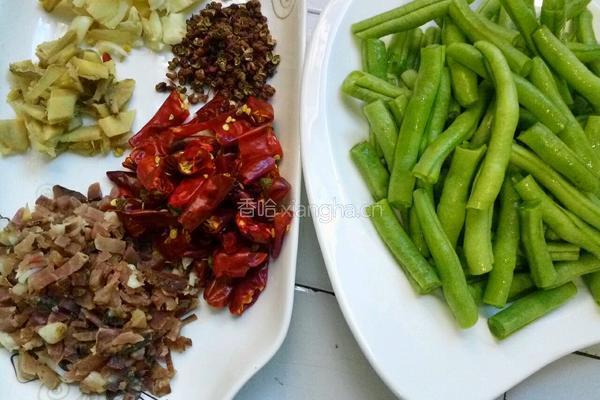 腊肉末煸豆角的做法图解2