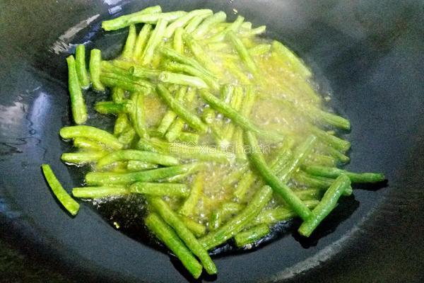 腊肉末煸豆角的做法图解4