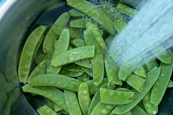 腊肠炒荷兰豆的做法图解3