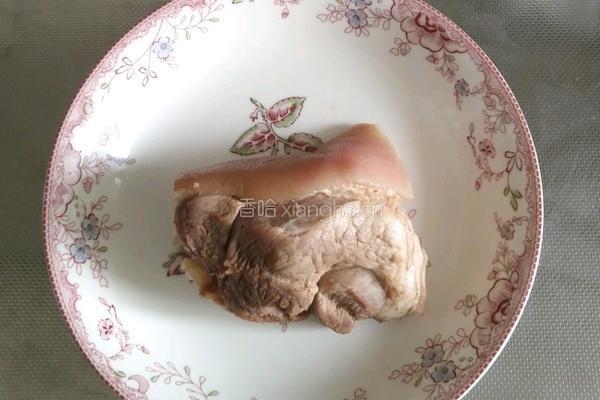肘子肉炒蒜黄的做法图解1