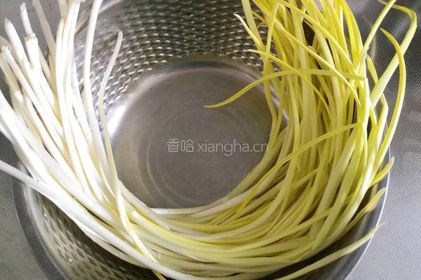 肘子肉炒蒜黄的做法图解2
