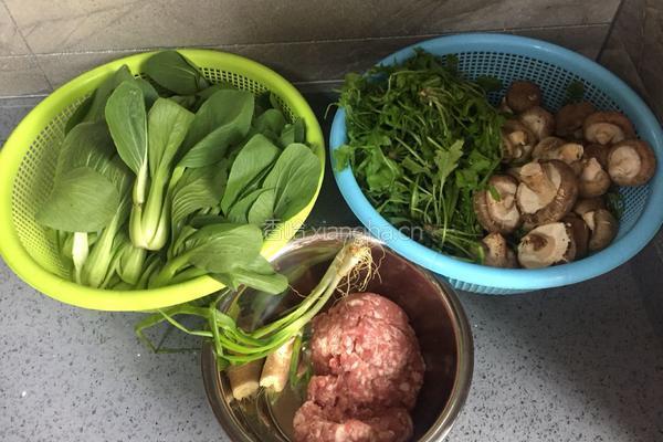 荠菜香菇馄饨的做法图解2