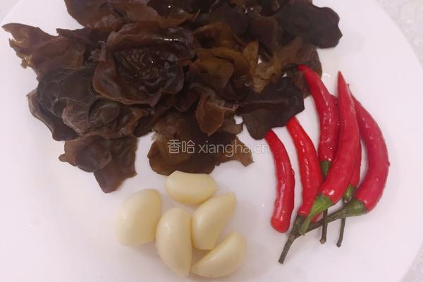 凉拌木耳腐竹的做法图解2