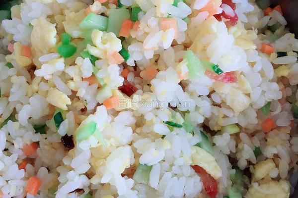 腊肠什锦炒饭的做法图解3