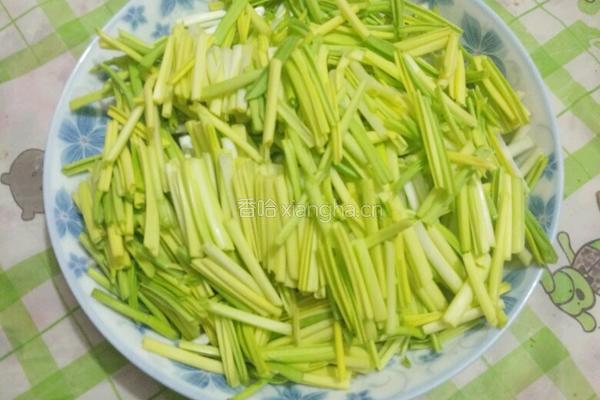 韭黄炒肉丝的做法图解1