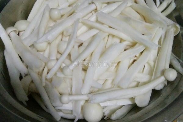 海鲜菇炒肉的做法图解1