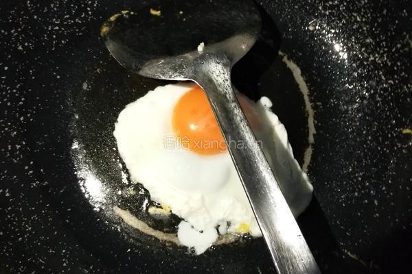 荷包蛋黄骨鱼汤的做法图解2