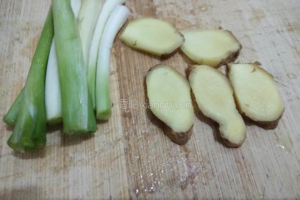 荷包蛋黄骨鱼汤的做法图解3