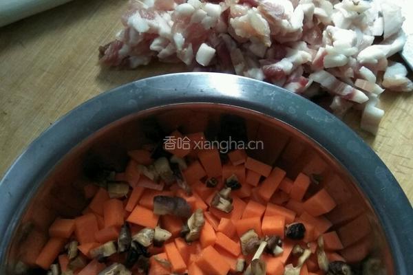 五花肉焖饭的做法图解1