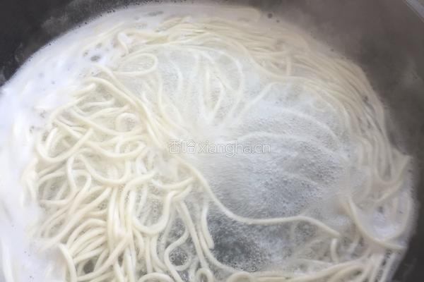 蛋肠炒面的做法图解3