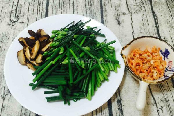 香菇虾米炒韭菜花的做法图解4