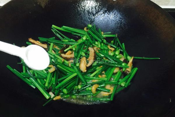 香菇虾米炒韭菜花的做法图解7