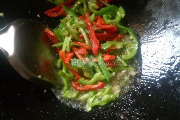 辣椒炒玉米粒的做法图解5