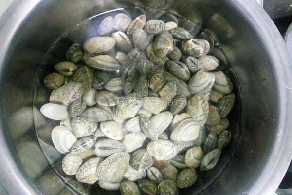 家常炒花甲的做法图解1