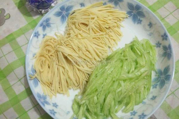 麻辣黄瓜豆皮丝的做法图解1