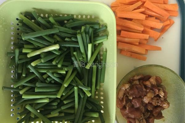 蒜薹炒肉的做法图解1
