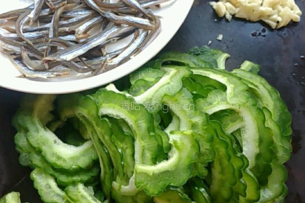 鱼仔炒凉瓜的做法图解3