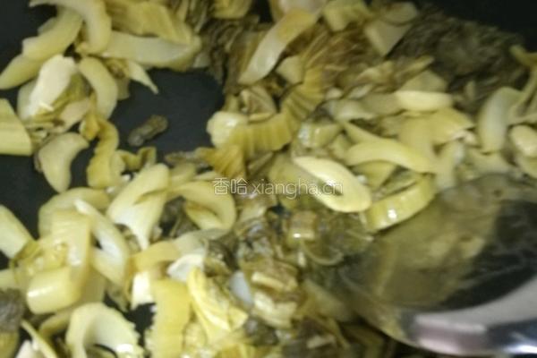 酸菜炒腩肉的做法图解4