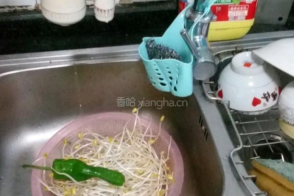 青椒豆芽炒百页的做法图解2