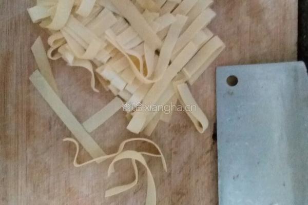青椒豆芽炒百页的做法图解3