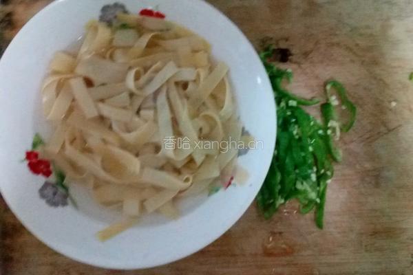 青椒豆芽炒百页的做法图解4