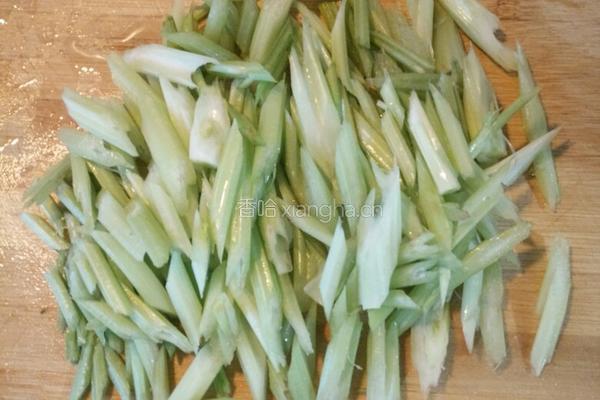 爽口芹菜的做法图解1