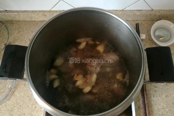 莲藕排骨汤的做法图解3