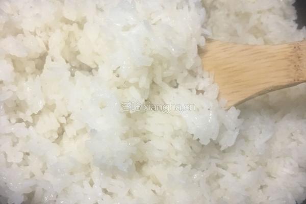 腊肉腊肠糯米饭的做法图解2
