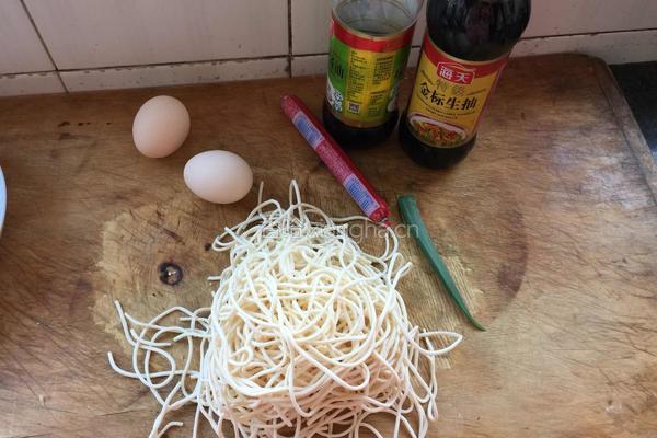 蛋肠炒面的做法图解1