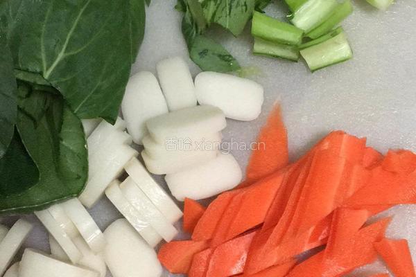 青菜肉末炒年糕的做法图解1