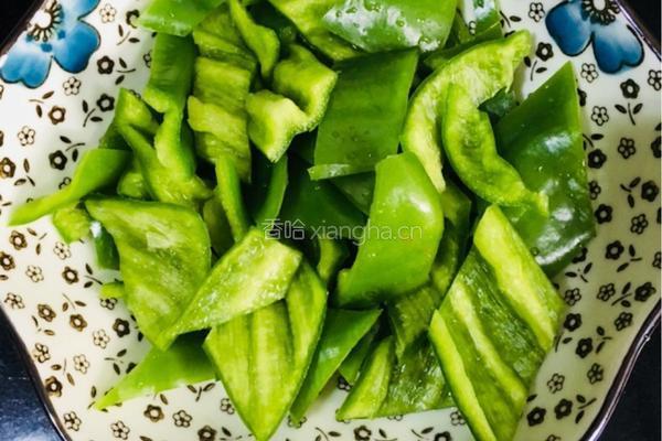 青椒洋葱炒培根的做法图解4