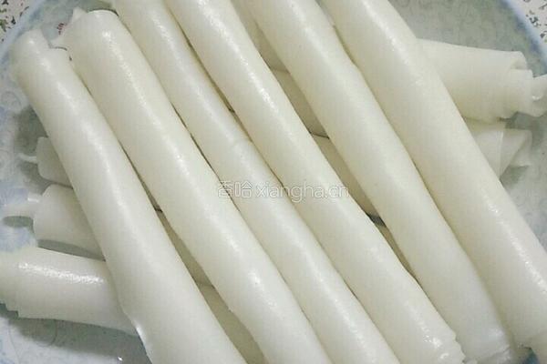 卷河粉蘸葱油的做法图解2