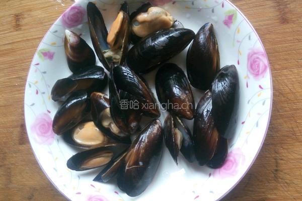 白酒煮贻贝的做法图解1