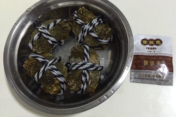 紫苏蒸大闸蟹的做法图解1