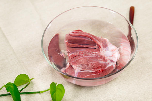鲜虾羊肉砂锅的做法图解1