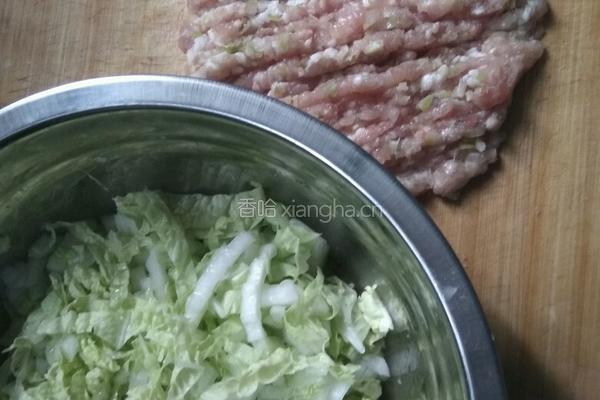 白菜肉饺子的做法图解3