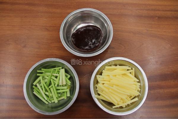 芹香土豆条的做法图解1