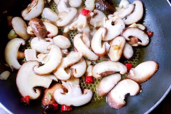 香菇炒肉片的做法图解2