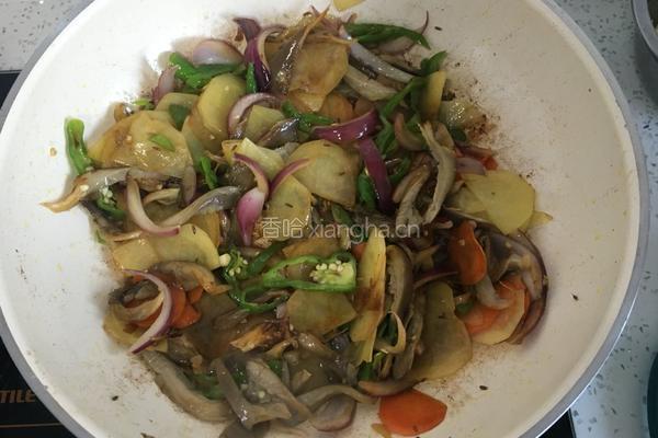 土豆片炒蘑菇的做法图解8