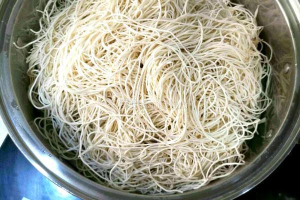五花肉豆角焖面的做法图解1