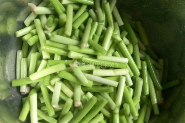 红椒蒜苔炒肉的做法图解2