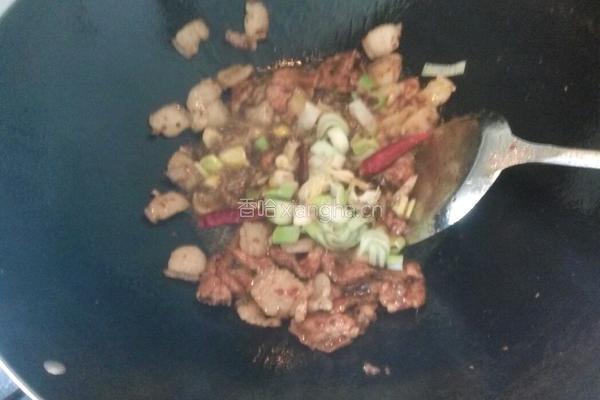 红椒蒜苔炒肉的做法图解3