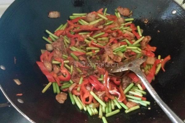 红椒蒜苔炒肉的做法图解5