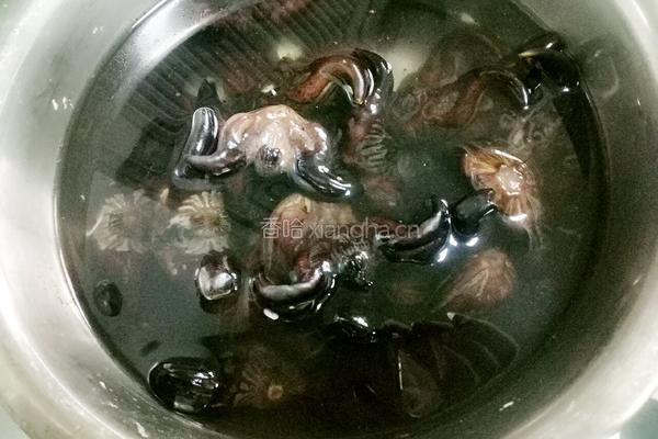 煮菱角的做法图解1