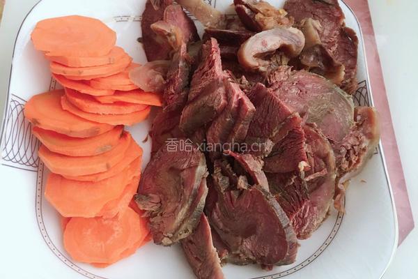 牛肉炒胡萝卜的做法图解2